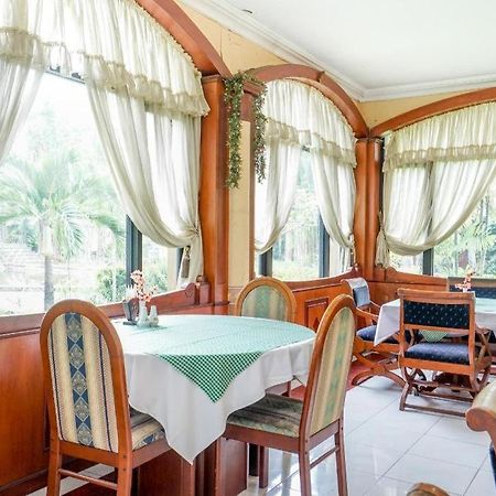 Istana Permata Juanda Hotel Sawotratap Екстериор снимка