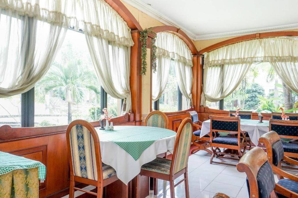 Istana Permata Juanda Hotel Sawotratap Екстериор снимка