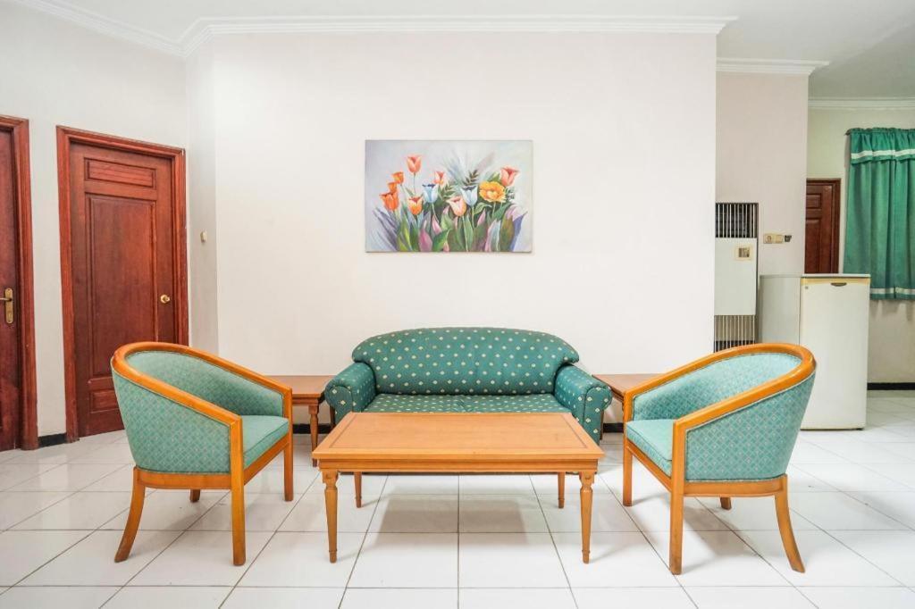 Istana Permata Juanda Hotel Sawotratap Екстериор снимка