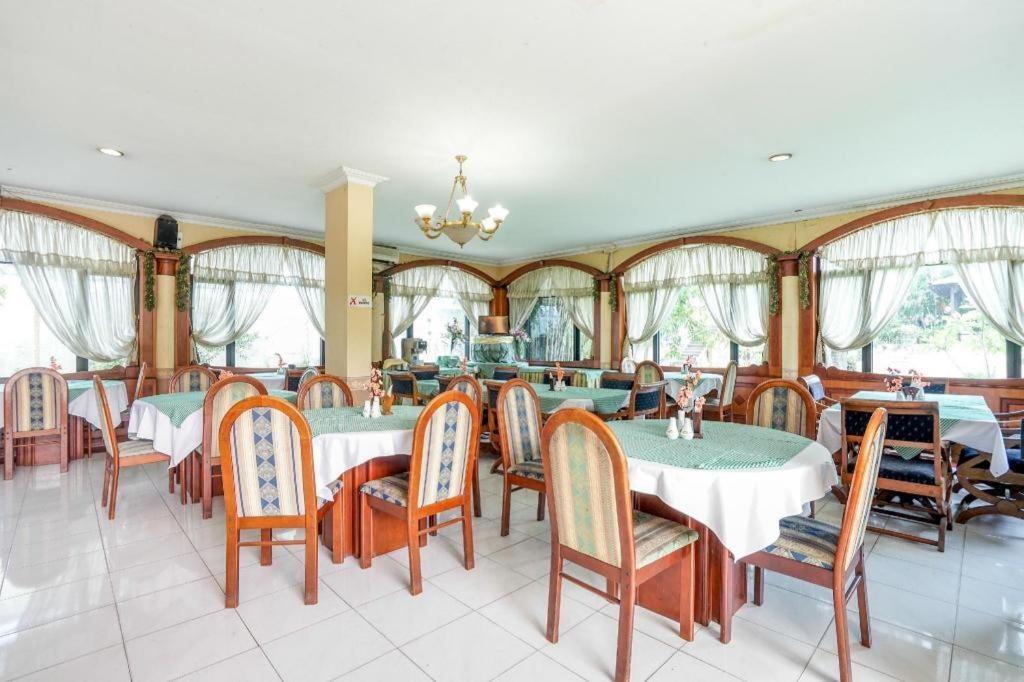 Istana Permata Juanda Hotel Sawotratap Екстериор снимка
