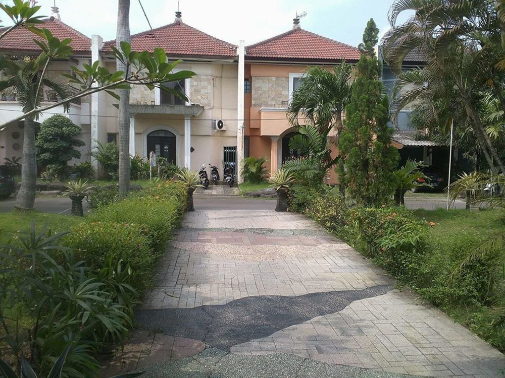 Istana Permata Juanda Hotel Sawotratap Екстериор снимка