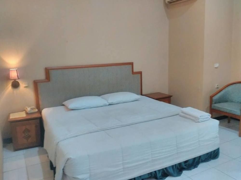 Istana Permata Juanda Hotel Sawotratap Екстериор снимка
