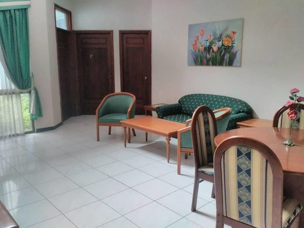Istana Permata Juanda Hotel Sawotratap Екстериор снимка