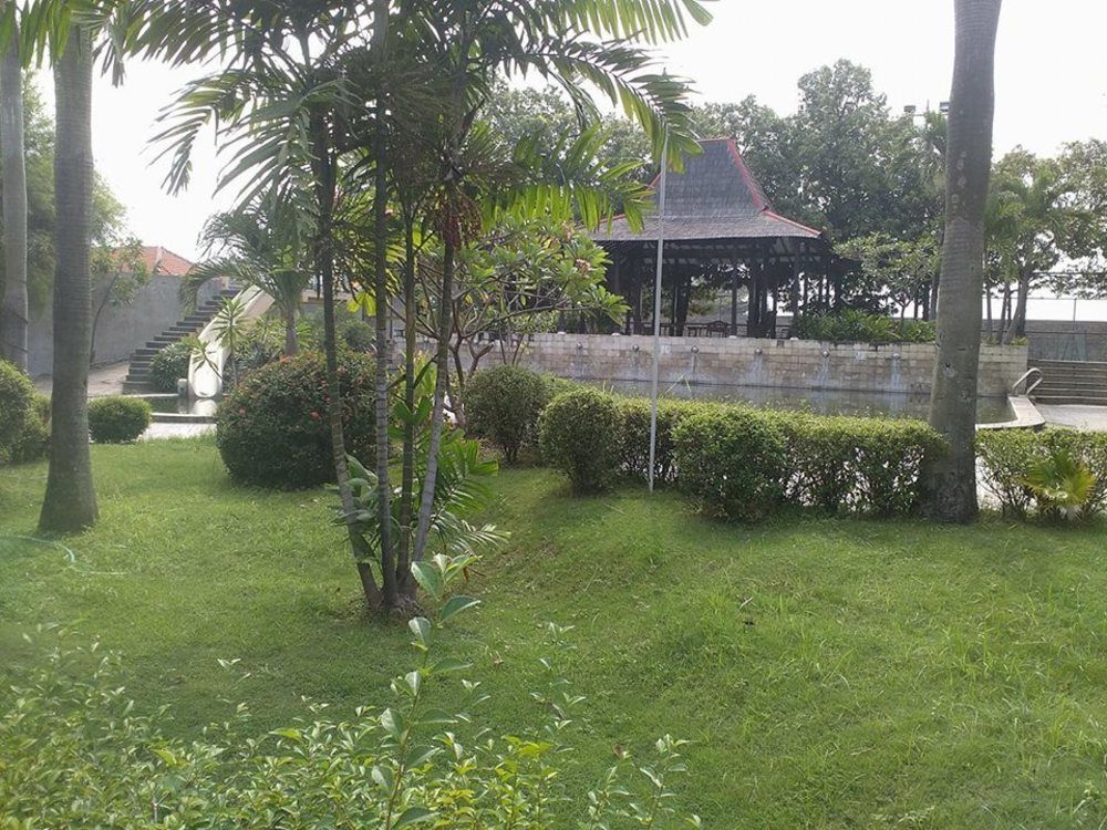 Istana Permata Juanda Hotel Sawotratap Екстериор снимка