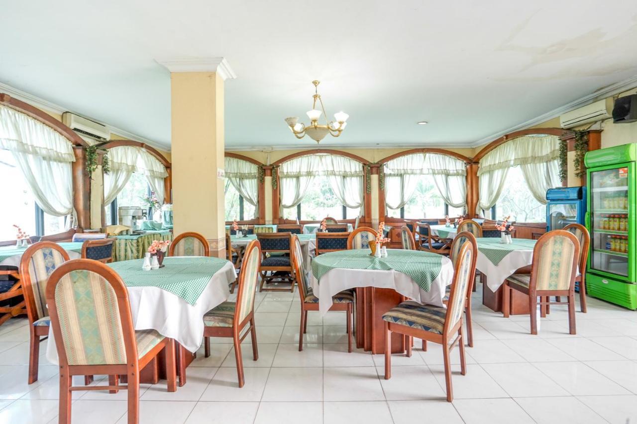 Istana Permata Juanda Hotel Sawotratap Екстериор снимка