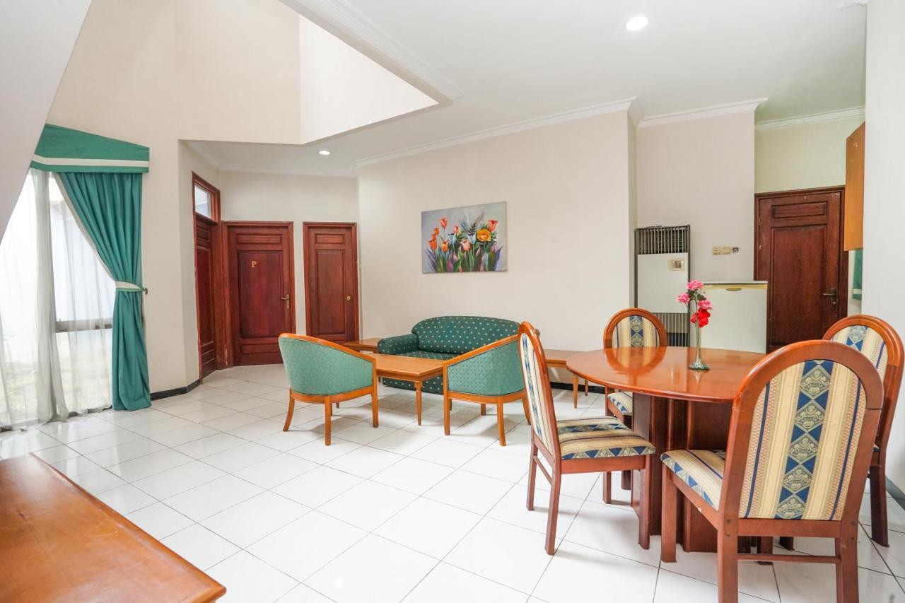 Istana Permata Juanda Hotel Sawotratap Екстериор снимка