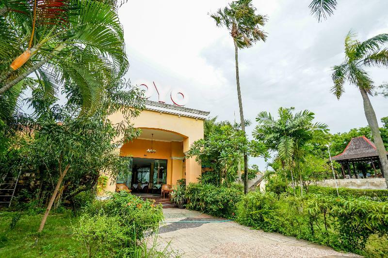 Istana Permata Juanda Hotel Sawotratap Екстериор снимка