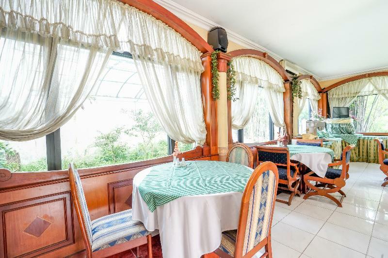 Istana Permata Juanda Hotel Sawotratap Екстериор снимка