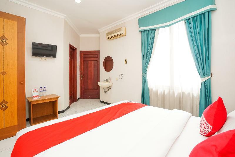 Istana Permata Juanda Hotel Sawotratap Екстериор снимка