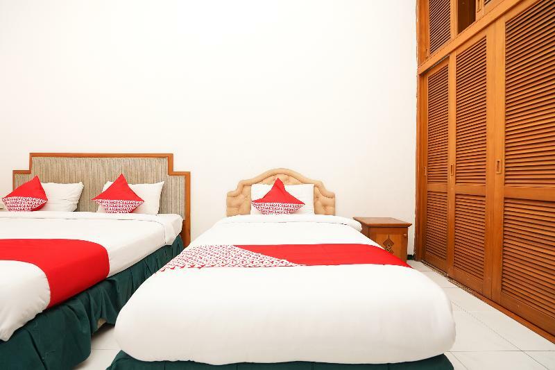 Istana Permata Juanda Hotel Sawotratap Екстериор снимка