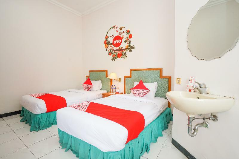 Istana Permata Juanda Hotel Sawotratap Екстериор снимка