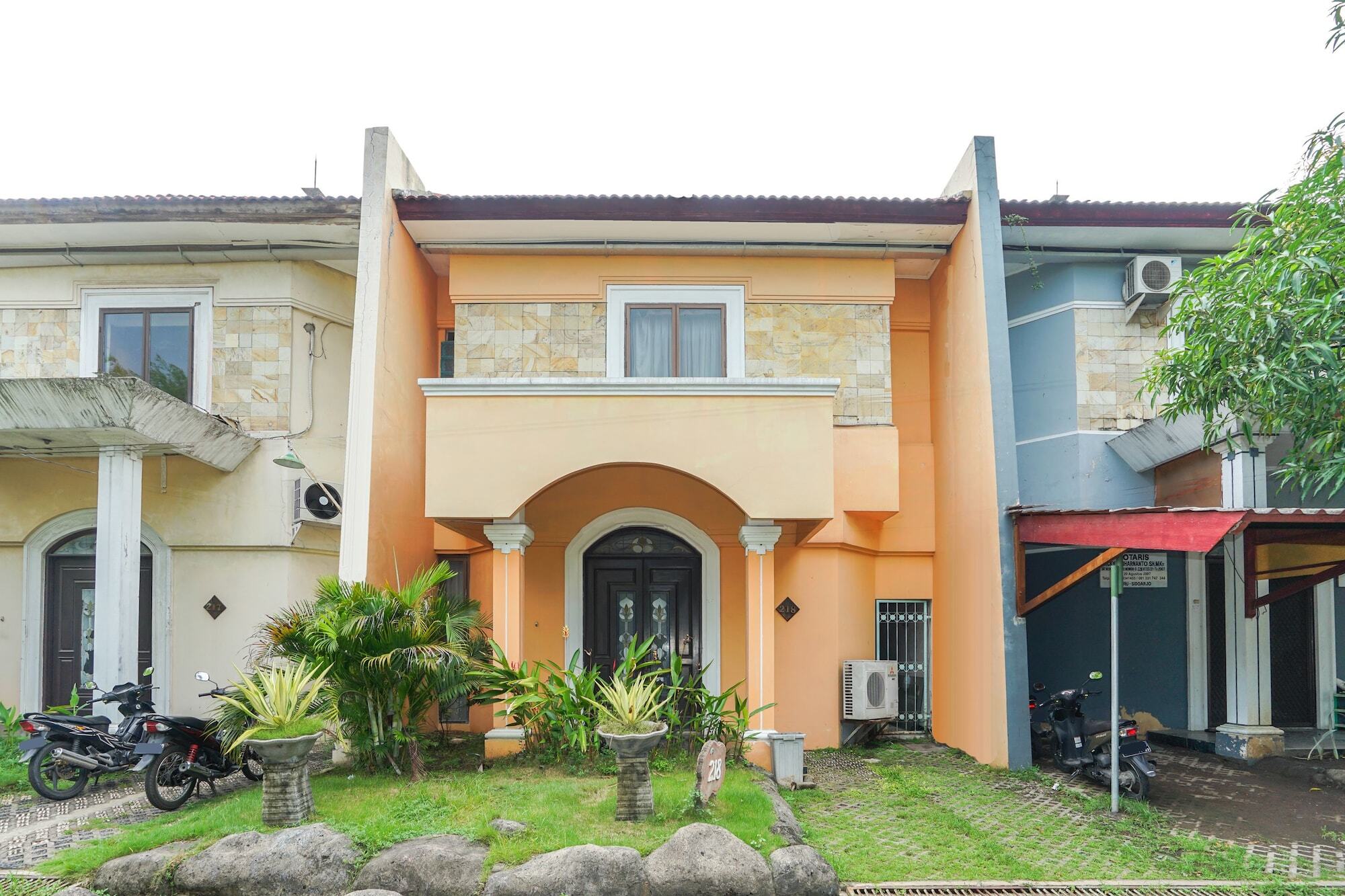 Istana Permata Juanda Hotel Sawotratap Екстериор снимка