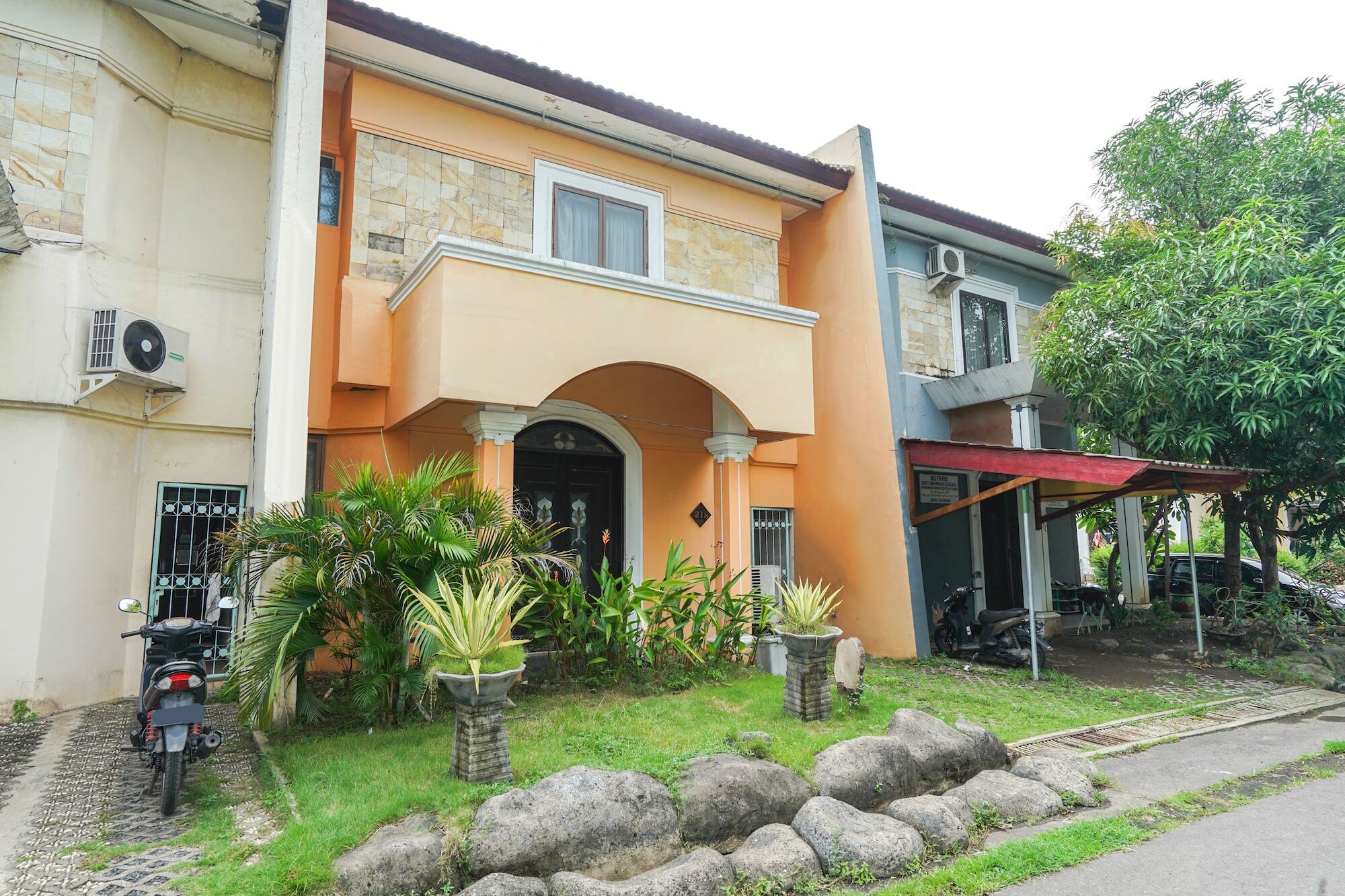 Istana Permata Juanda Hotel Sawotratap Екстериор снимка